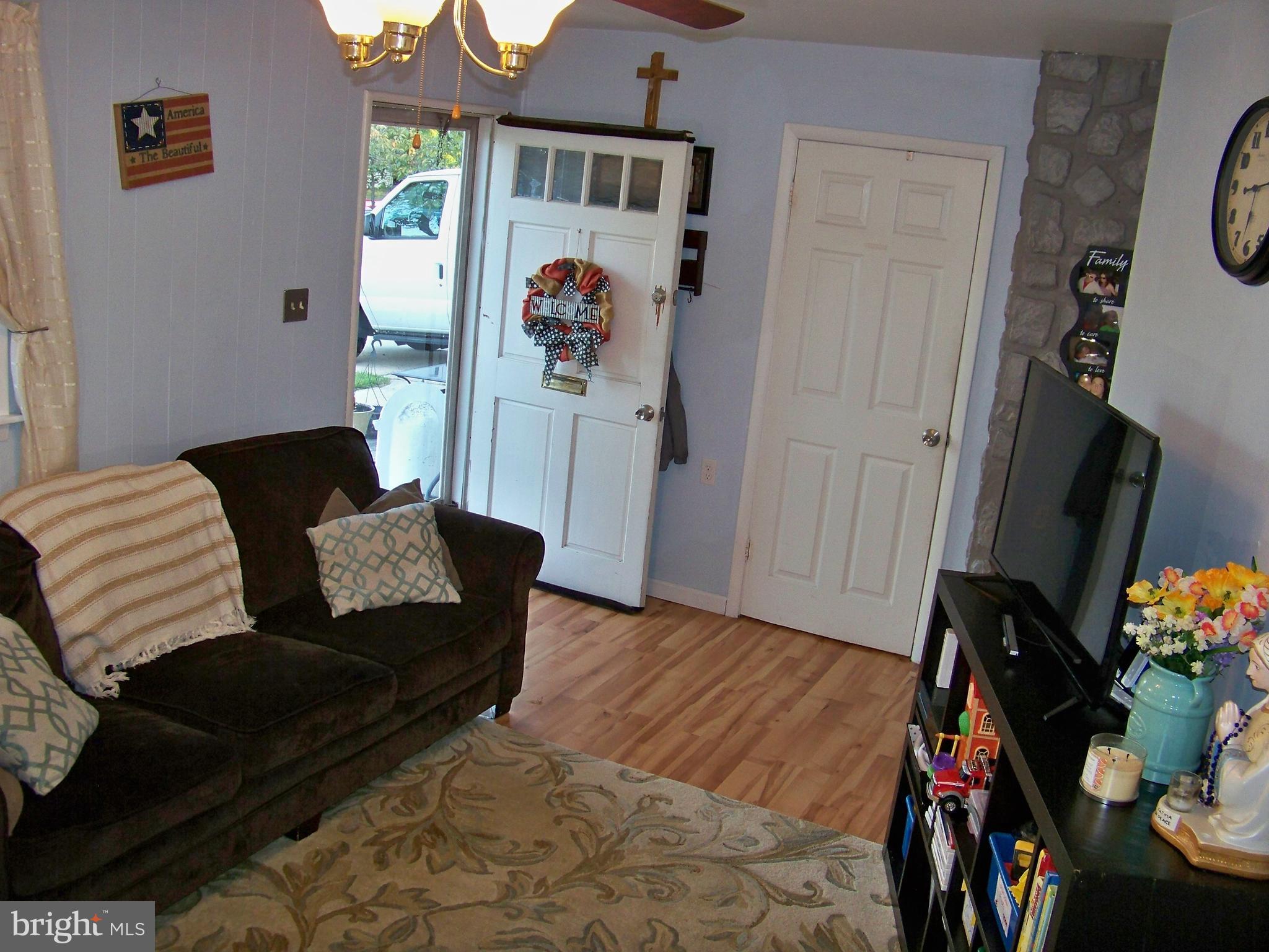25 Granite Road Levittown, PA 19057 - Photo 3 of 29 Come on inside!