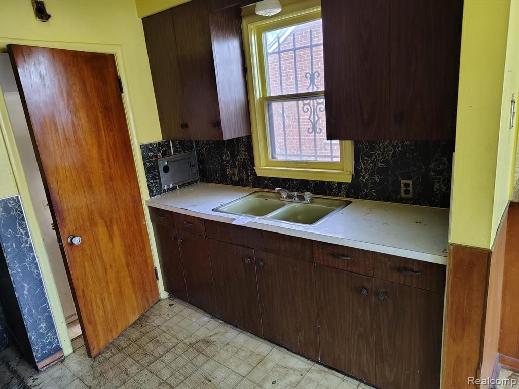 18525 Westmoreland Road Detroit, MI 48219 - Photo 2 of 8