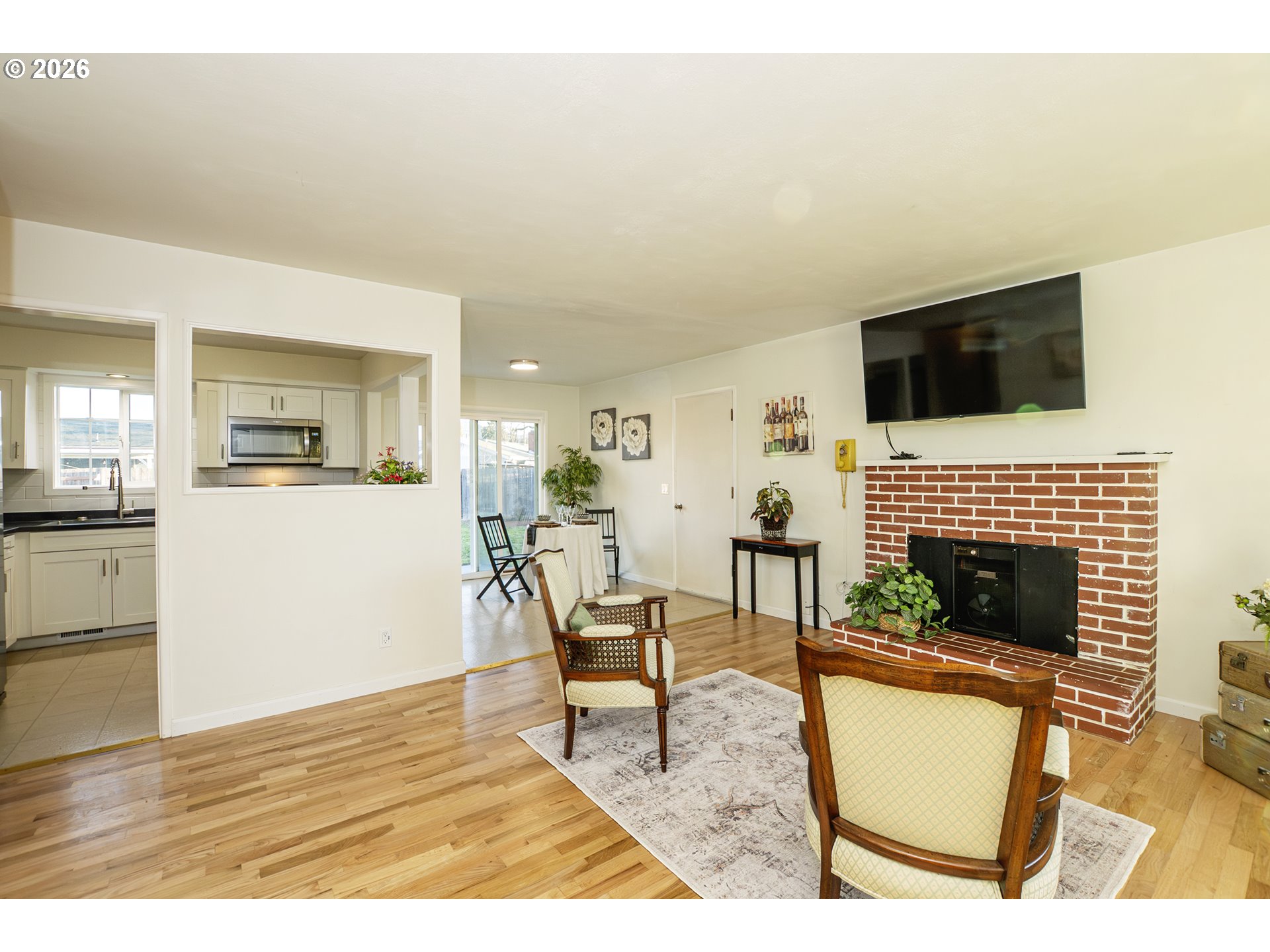 1168 Pleasant Street Springfield, OR 97477 - Photo 3 of 27 Living Room