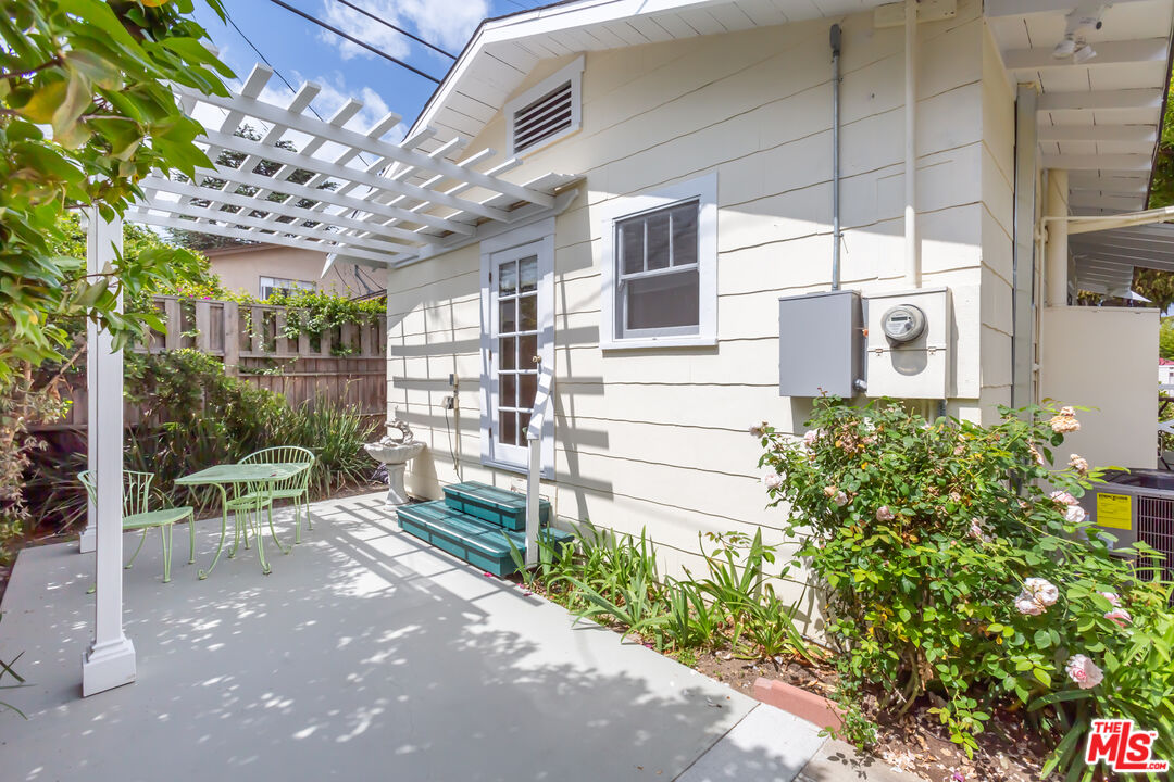 9980 Braddock Drive Culver City, CA 90232 - Photo 27 of 29 a view of a chairs and table in a patio