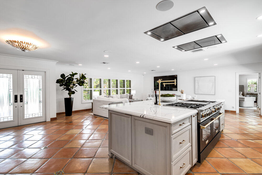 874 Hibiscus Street Boca Raton, FL 33486 - Photo 10 of 35 KITCHEN