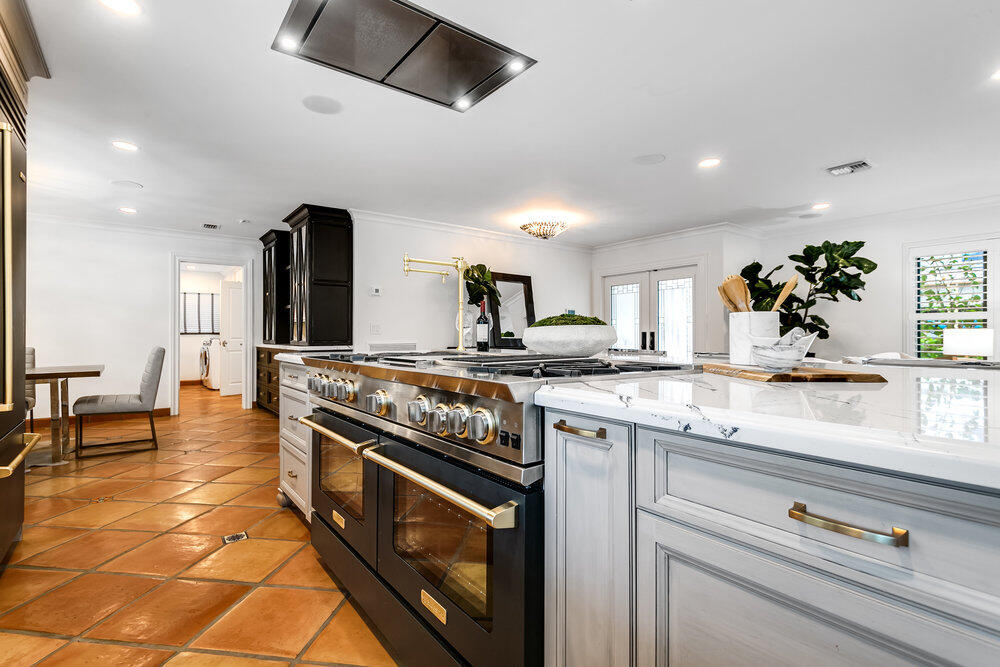 874 Hibiscus Street Boca Raton, FL 33486 - Photo 13 of 35 KITCHEN