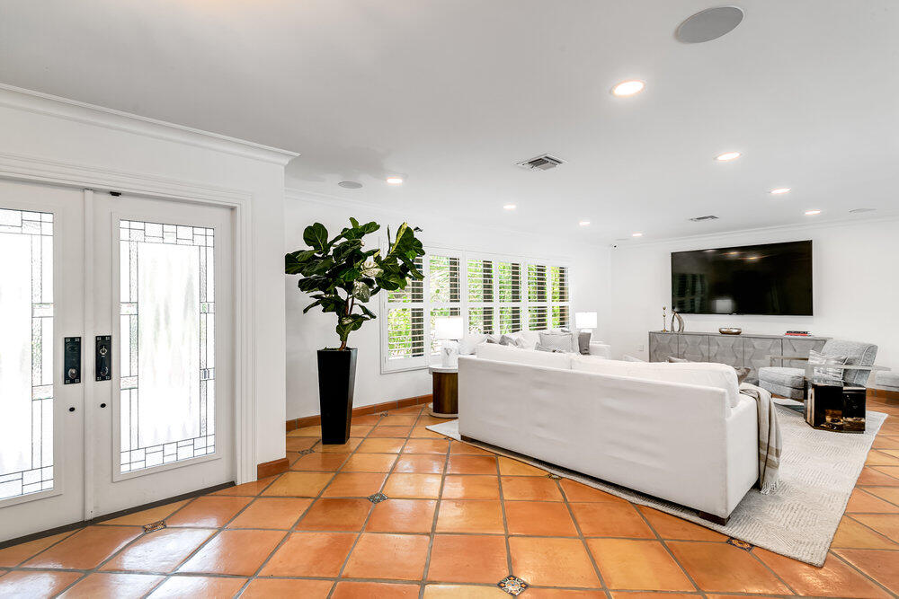 874 Hibiscus Street Boca Raton, FL 33486 - Photo 9 of 35 ENTRY & ENTERTAINMENT