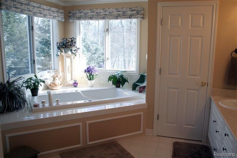 5697 Kirkridge Trail Rochester, MI 48306 - Photo 12 of 24 Master Bathroom