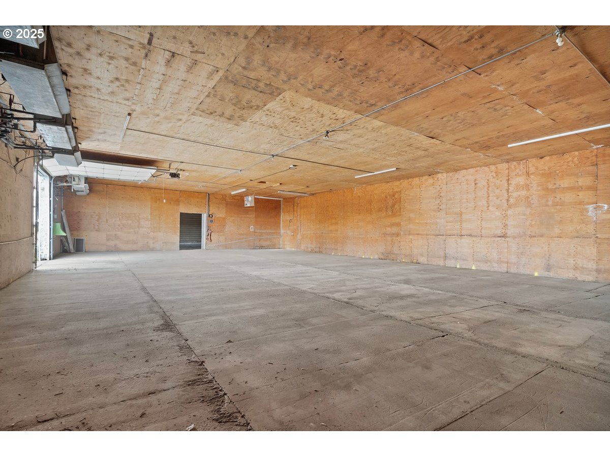 17780 Southeast Wallace Road Dayton, OR 97114 - Photo 26 of 26 a view of a big room