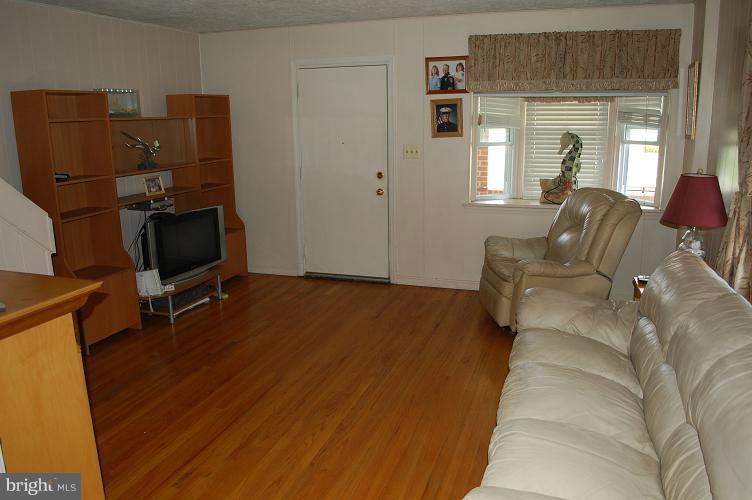 2854 Plainfield Road Baltimore, MD 21222 - Photo 13 of 18 Living Room