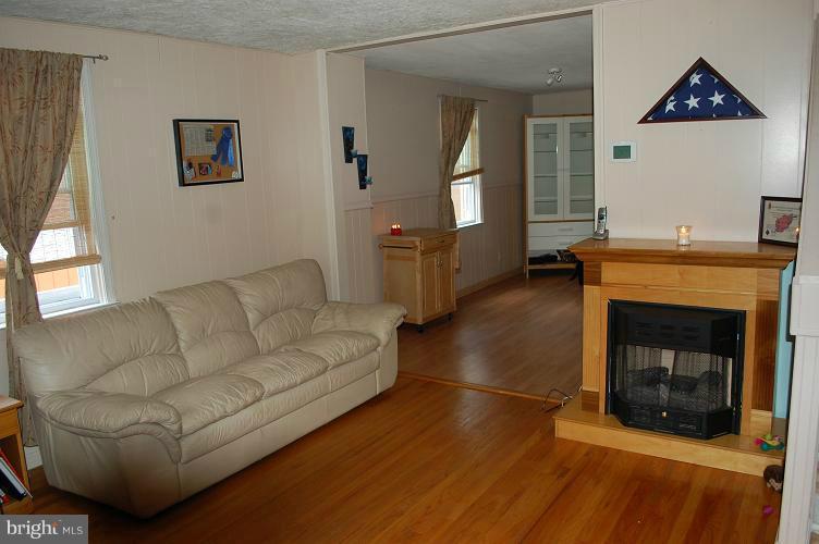 2854 Plainfield Road Baltimore, MD 21222 - Photo 9 of 18 Living Room
