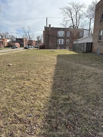 a view of a houses with a yard