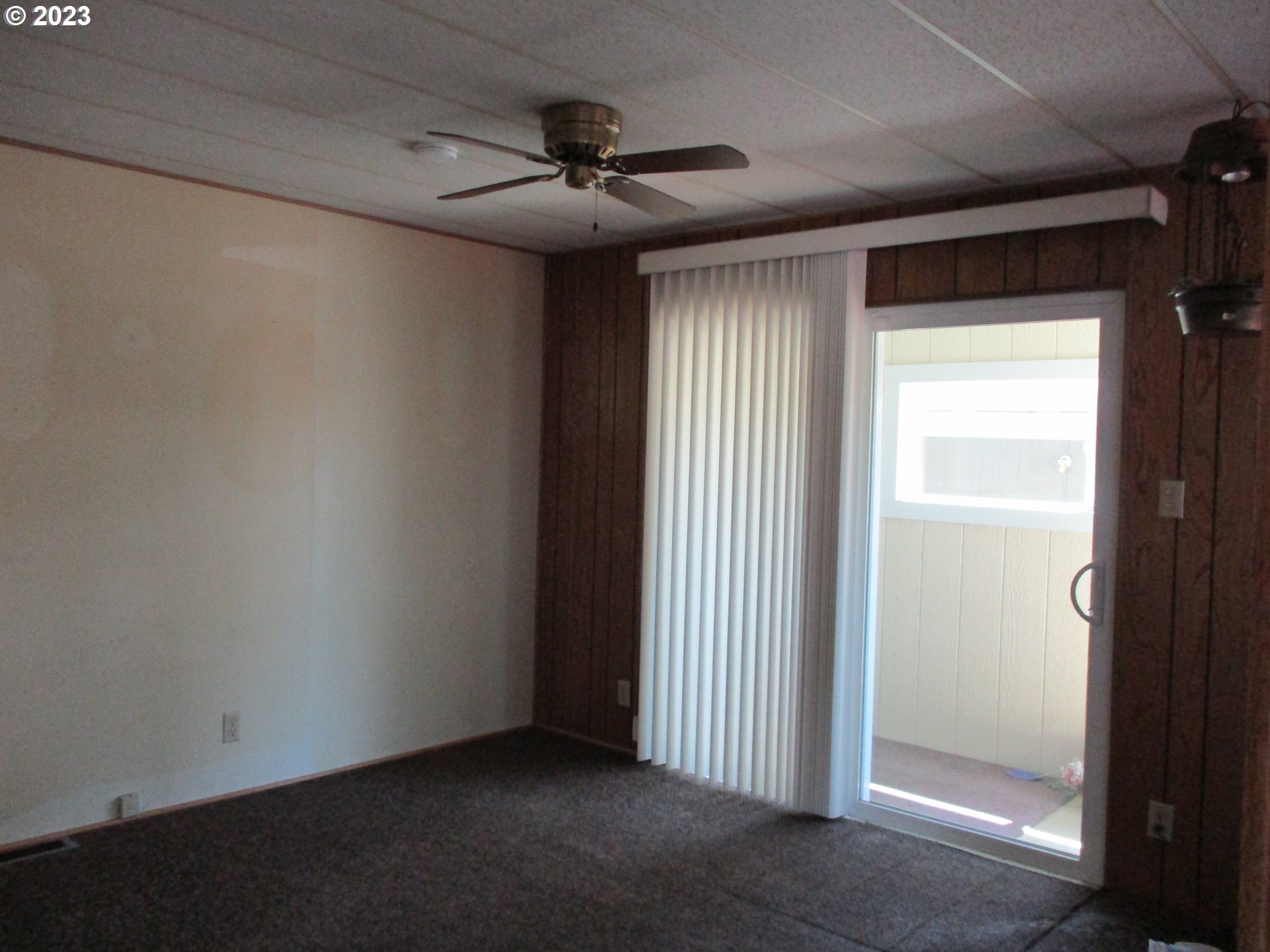 3387 Rainbow Loop Hubbard, OR 97032 - Photo 9 of 19 a view of a livingroom with a ceiling fan and window