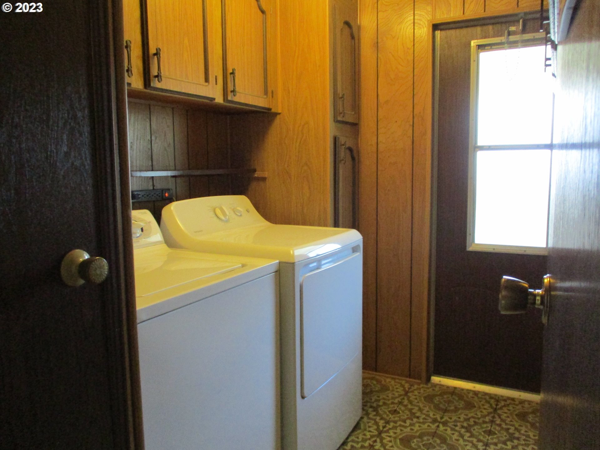3387 Rainbow Loop Hubbard, OR 97032 - Photo 10 of 19 a utility room with a window