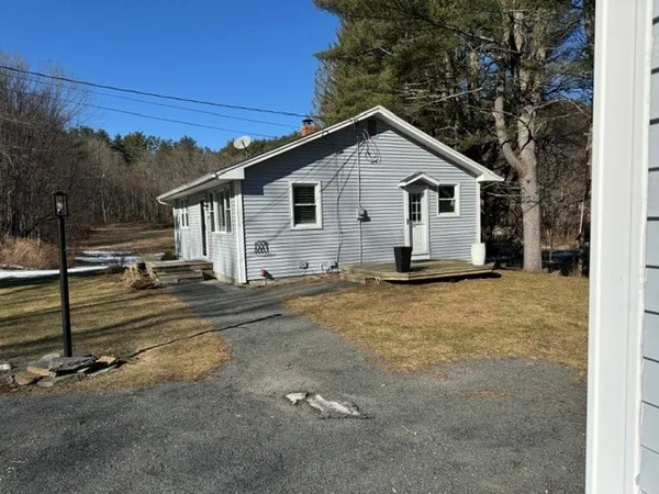 a view of a house with backyard