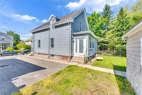 $1,900 | 86 Woodward Avenue, Unit 2, East Providence, RI 02914