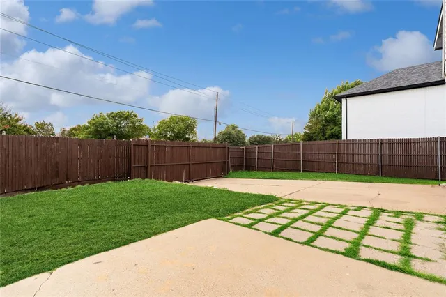 a view of a backyard