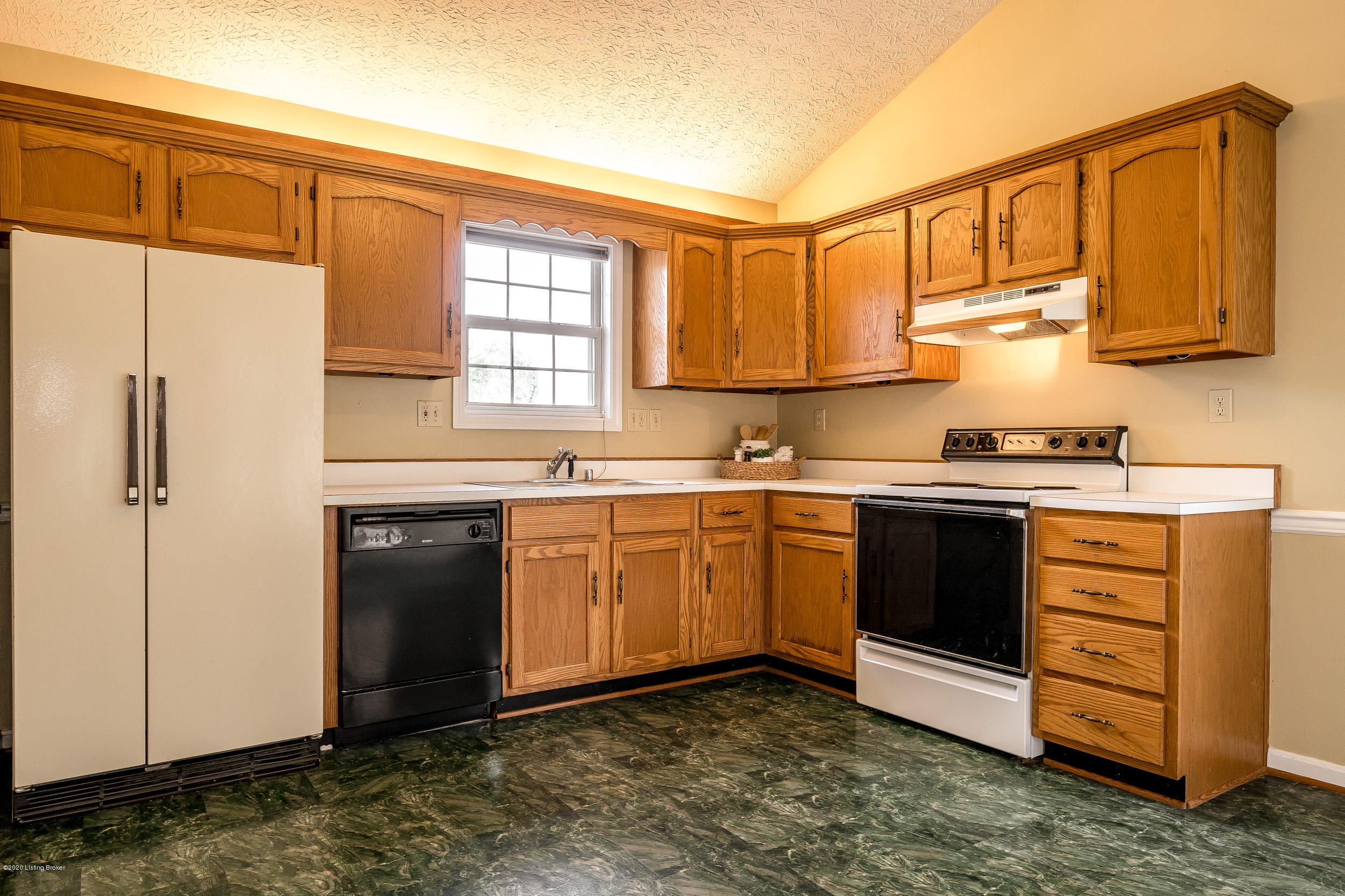 9303 Gutenberg Road Louisville, KY 40291 - Photo 9 of 34 Kitchen with solid wood cabinetry