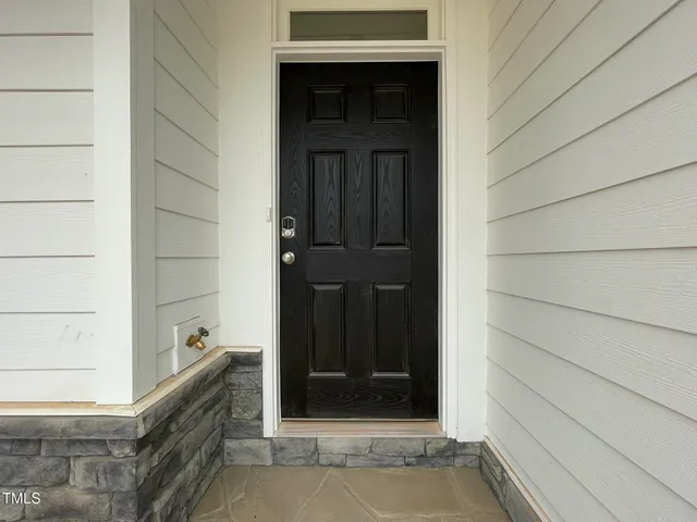 a view of entryway of the house