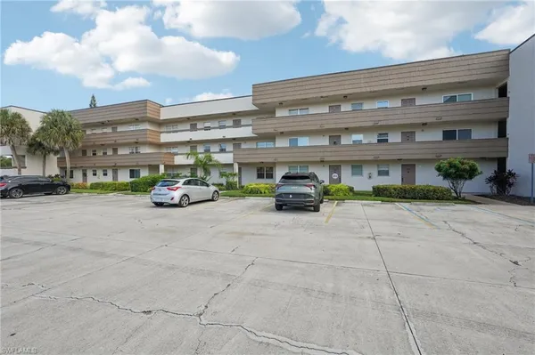 $199,500 | 499 Forest Lakes Boulevard, Unit 305, Naples, FL 34105