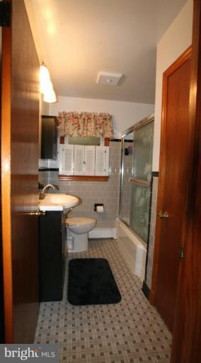 183 Roland Road Pasadena, MD 21122 - Photo 14 of 29 Effiicient & convenient bathroom