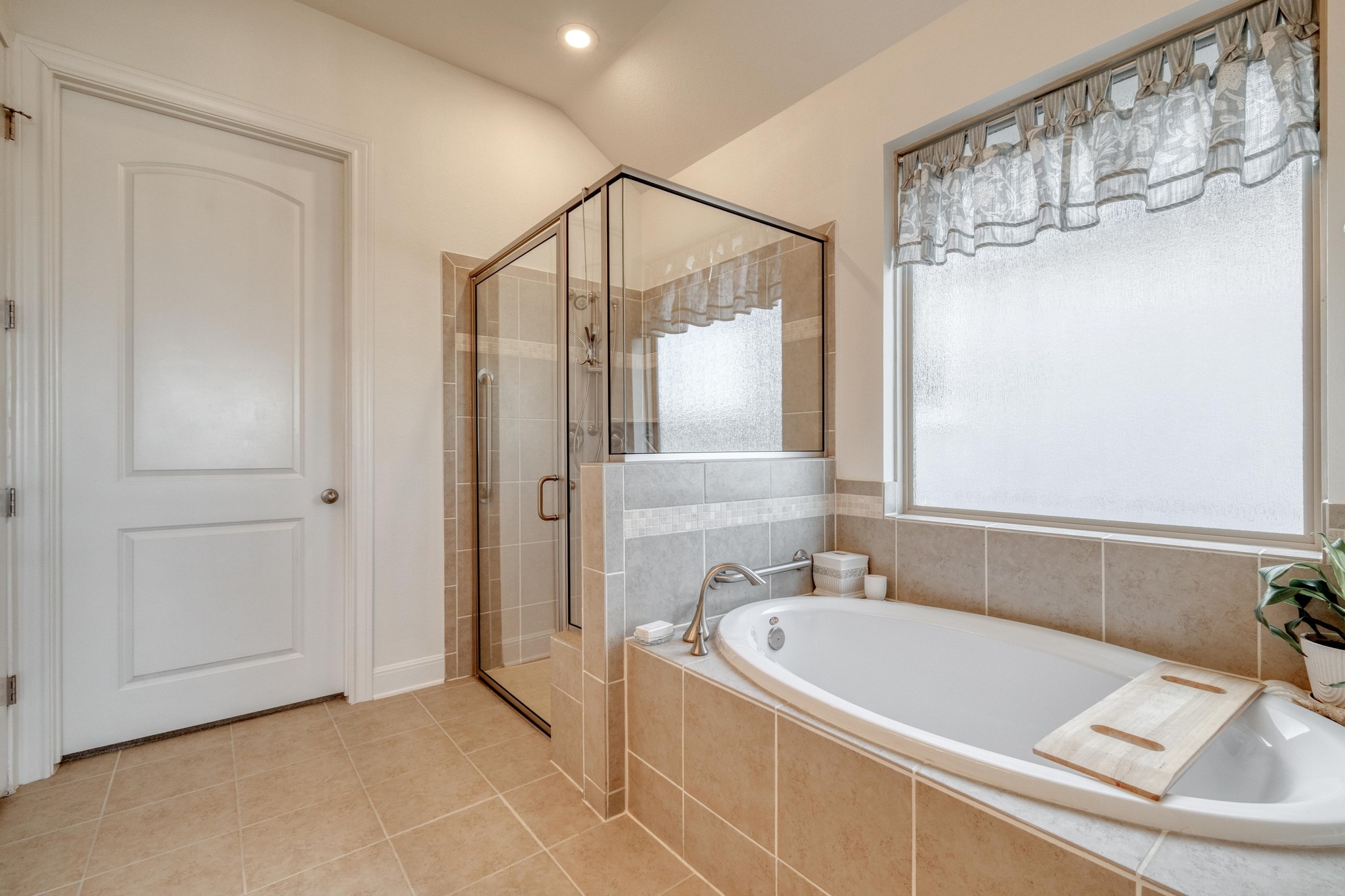 3204 Venezia View Leander, TX 78641 - Photo 19 of 28 2nd Primary Bathroom with garden tub and walk-in shower
