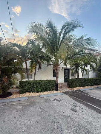 $3,200 | 2816 Pine Tree Drive, Unit 2, Miami Beach, FL 33140