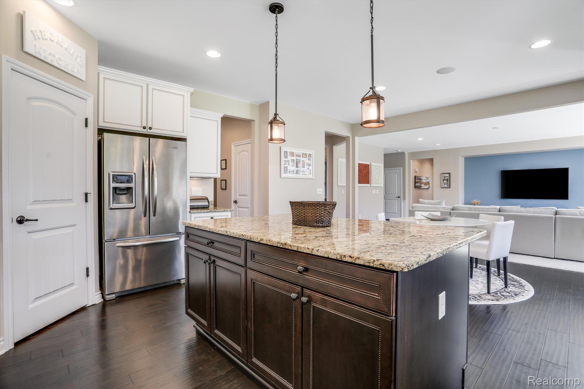 6929 Oakhurst Ridge Road Clarkston, MI 48348 - Photo 24 of 57 Large Island