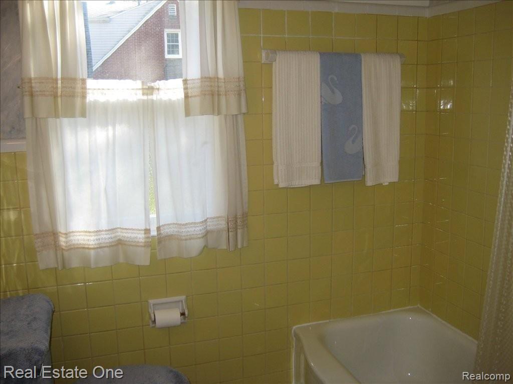 3696 Kenmore Road Berkley, MI 48072 - Photo 12 of 25 First floor bath
