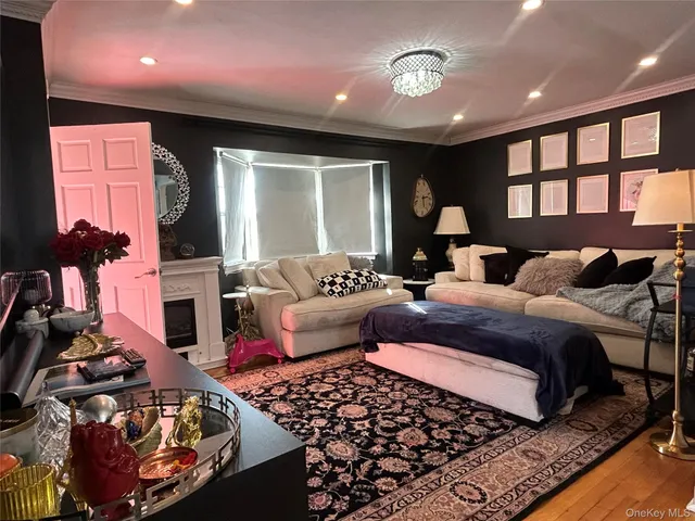 $899,999 | 17 Molyneaux Road, Valley Stream, NY 11580