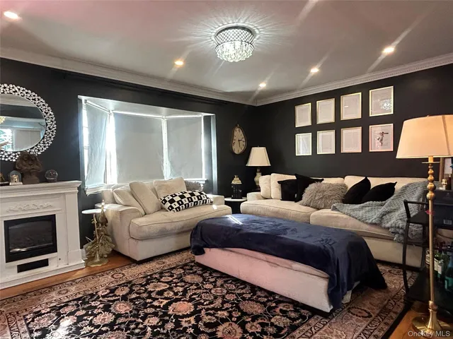 $899,999 | 17 Molyneaux Road, Valley Stream, NY 11580