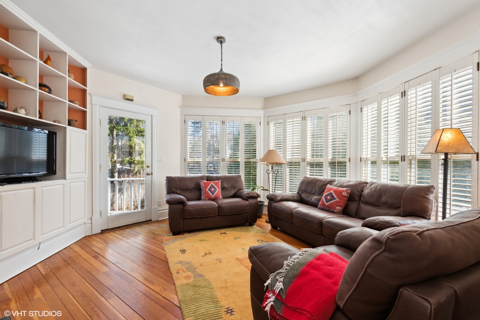 189 Ridge Avenue Winnetka, IL 60093 - Photo 11 of 29 a living room with furniture and a flat screen tv