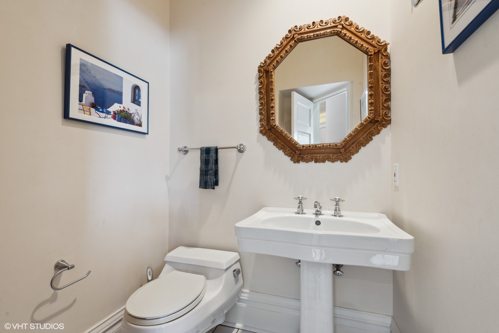 189 Ridge Avenue Winnetka, IL 60093 - Photo 13 of 29 a bathroom with a toilet a sink and a mirror