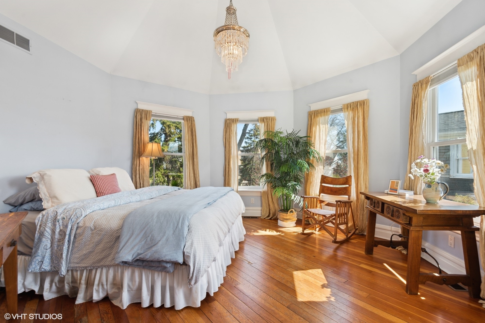 189 Ridge Avenue Winnetka, IL 60093 - Photo 14 of 29 a bedroom with a bed and a table