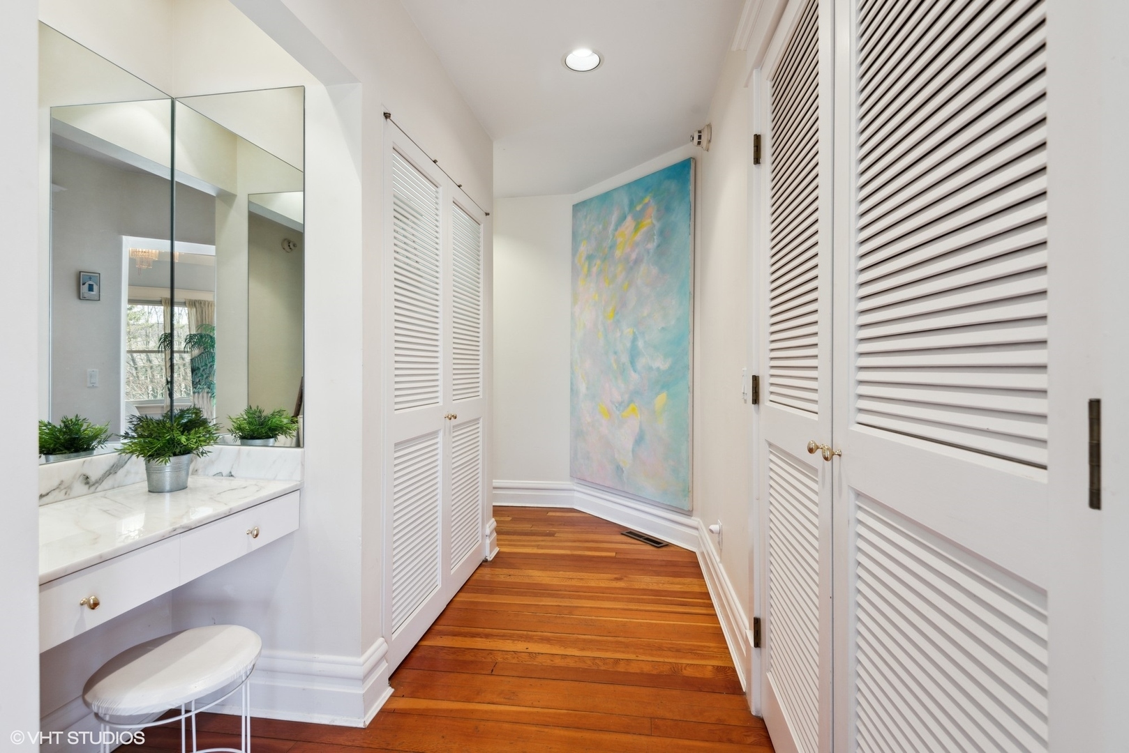 189 Ridge Avenue Winnetka, IL 60093 - Photo 15 of 29 a view of a bathroom from the hallway