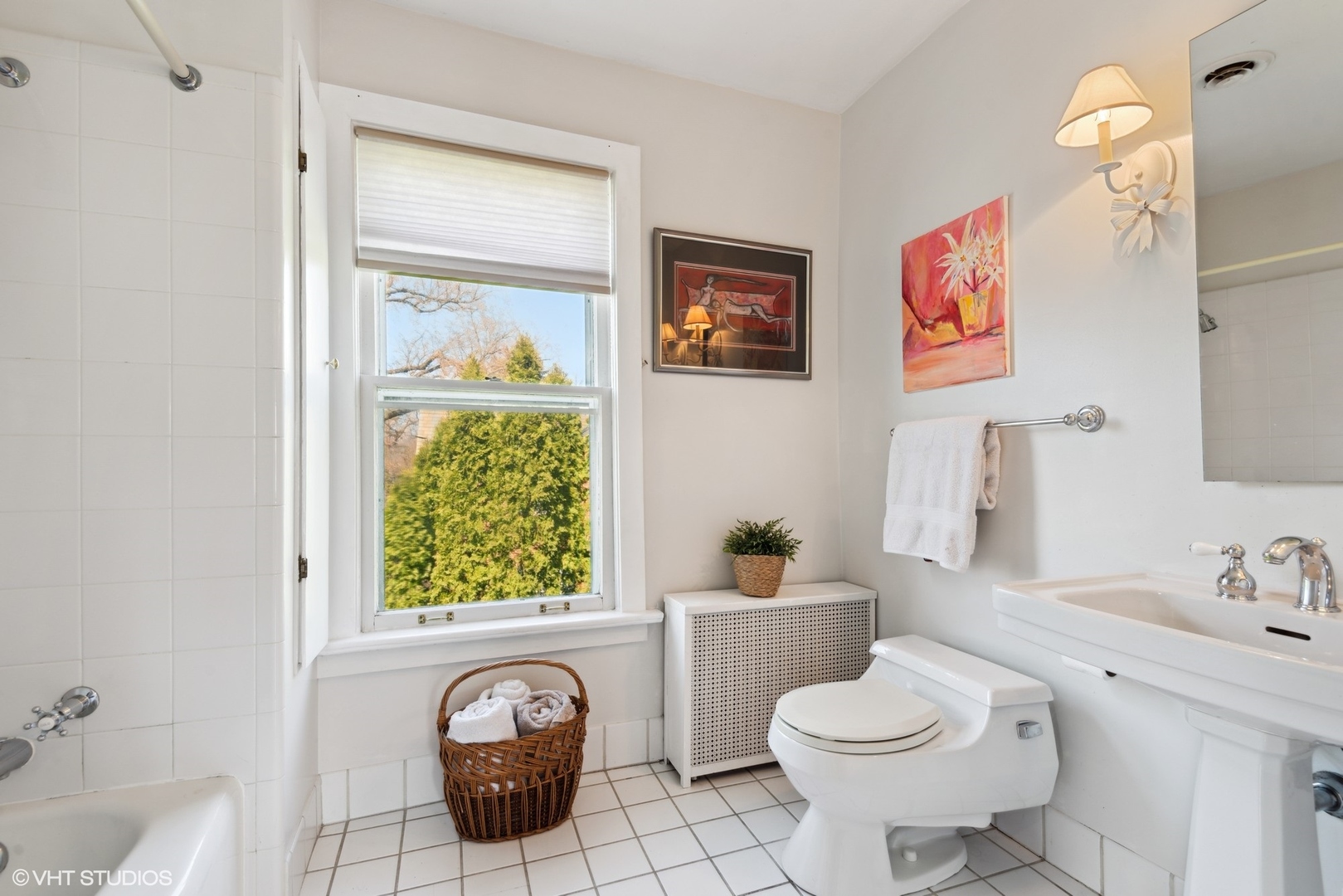 189 Ridge Avenue Winnetka, IL 60093 - Photo 20 of 29 a bathroom with a toilet a sink and a bathtub