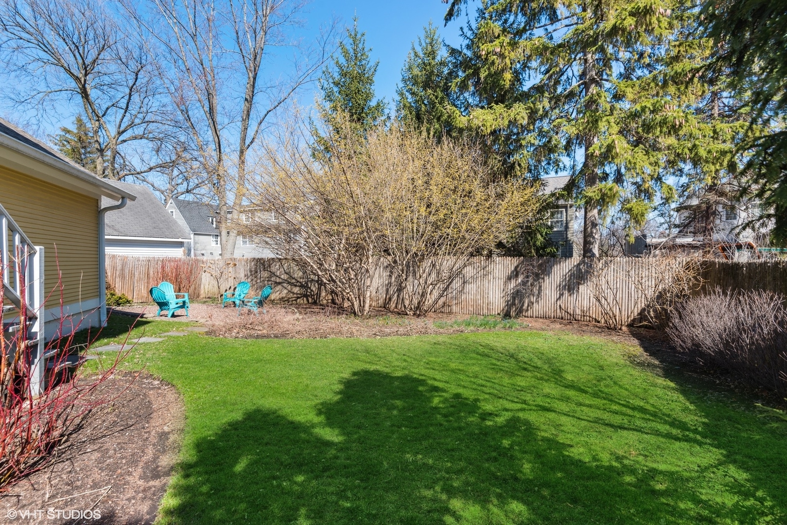 189 Ridge Avenue Winnetka, IL 60093 - Photo 23 of 29 a backyard of a house with table and chairs