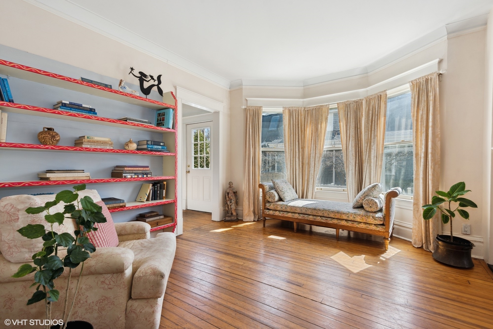 189 Ridge Avenue Winnetka, IL 60093 - Photo 5 of 29 a living room with furniture and a book shelf