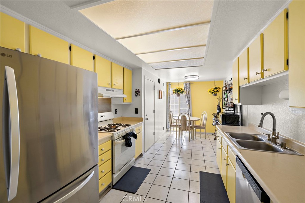 2928 Highlands Spring Valley, CA 91977 - Photo 5 of 35