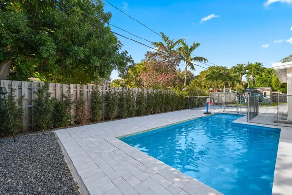 a view of a backyard