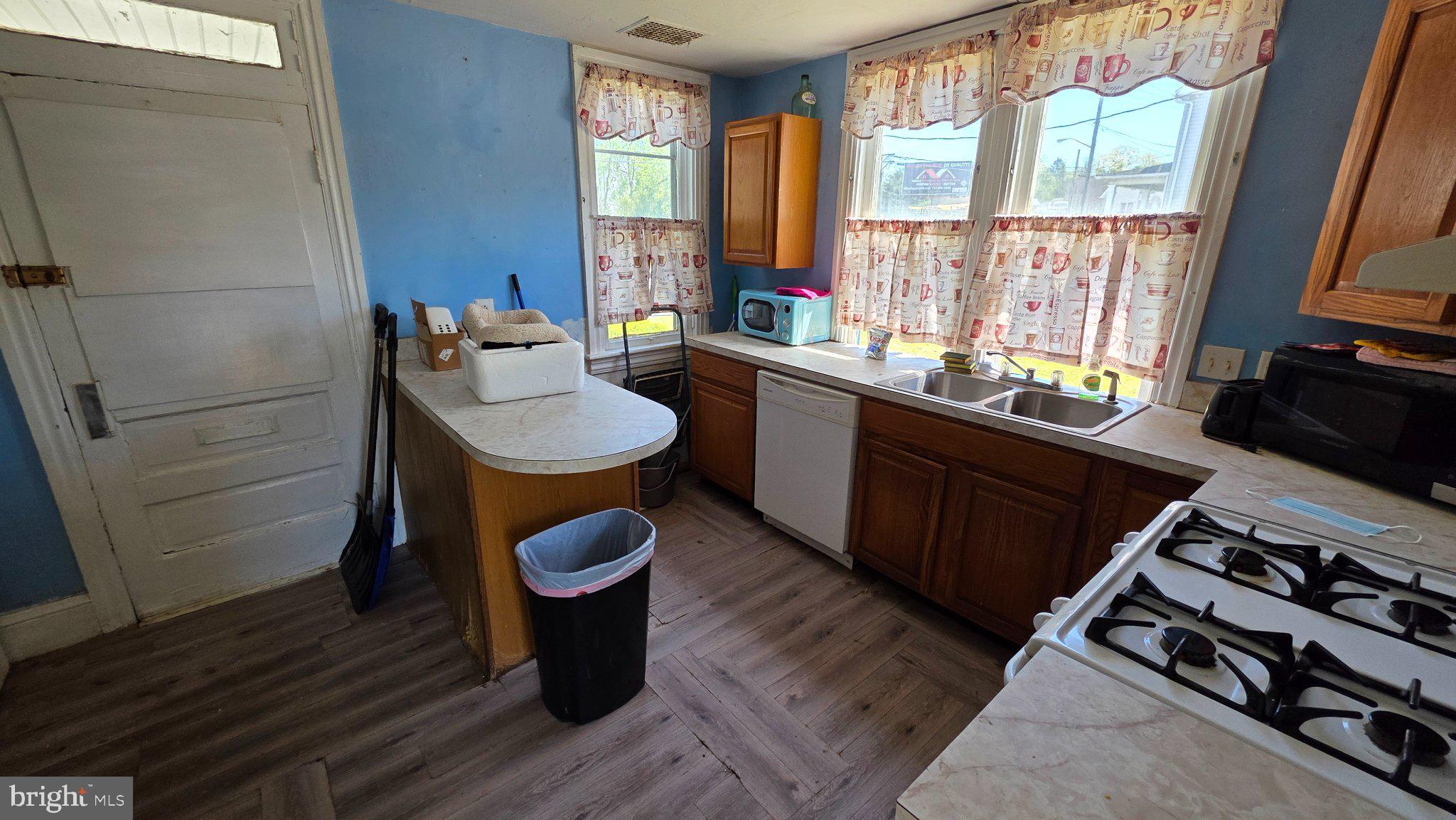 917 Baltimore Street Hanover, PA 17331 - Photo 4 of 19 Bright and inviting kitchen space.