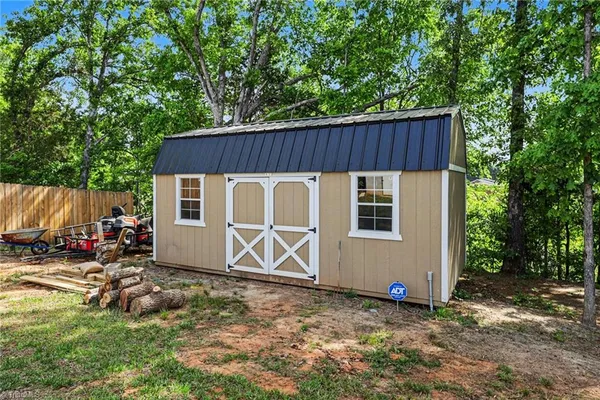 $268,900 | 211 Bethlehem Avenue, Thomasville, NC 27360
