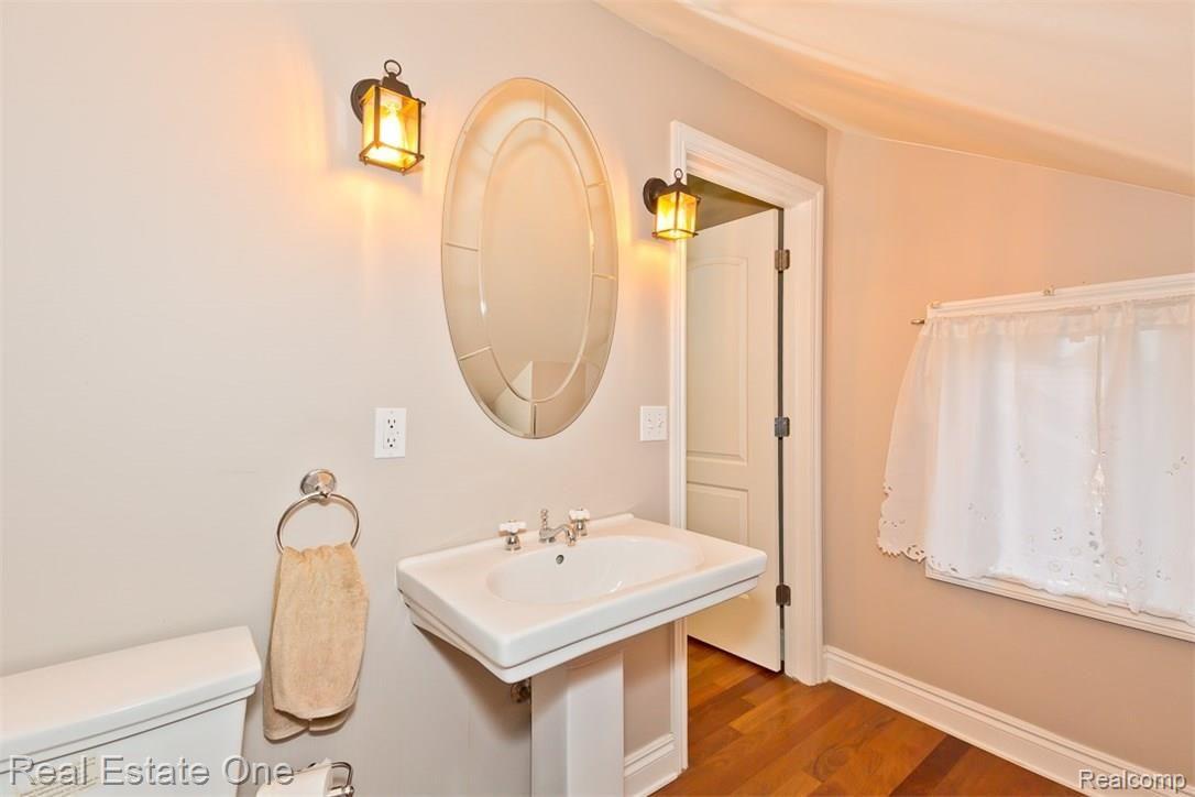 51 Cherokee Road Pontiac, MI 48341 - Photo 24 of 32 full master bath!