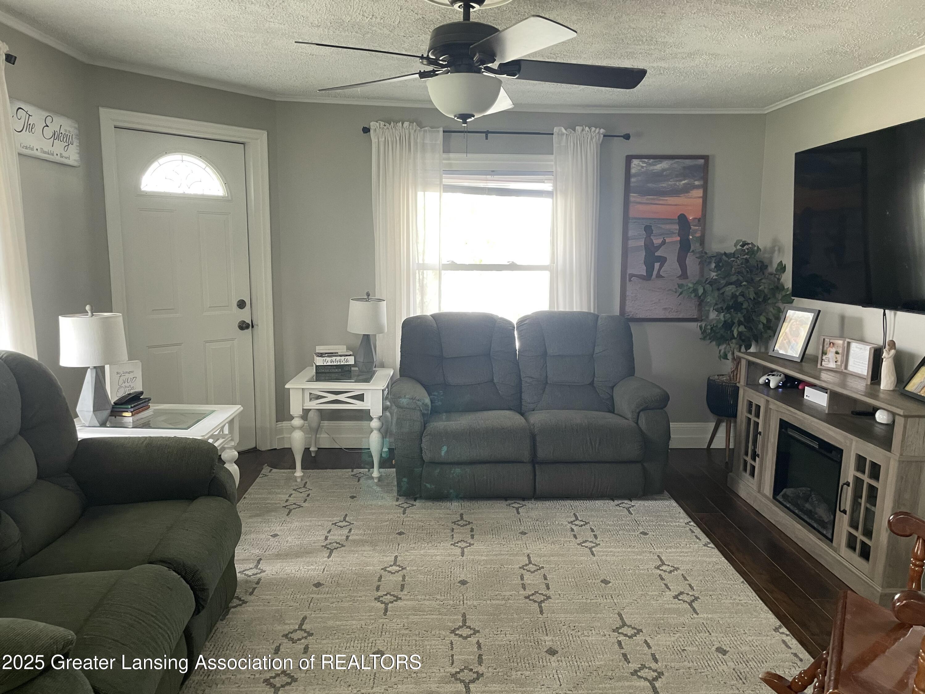 426 South Main Street Fowler, MI 48835 - Photo 5 of 36 Living Room