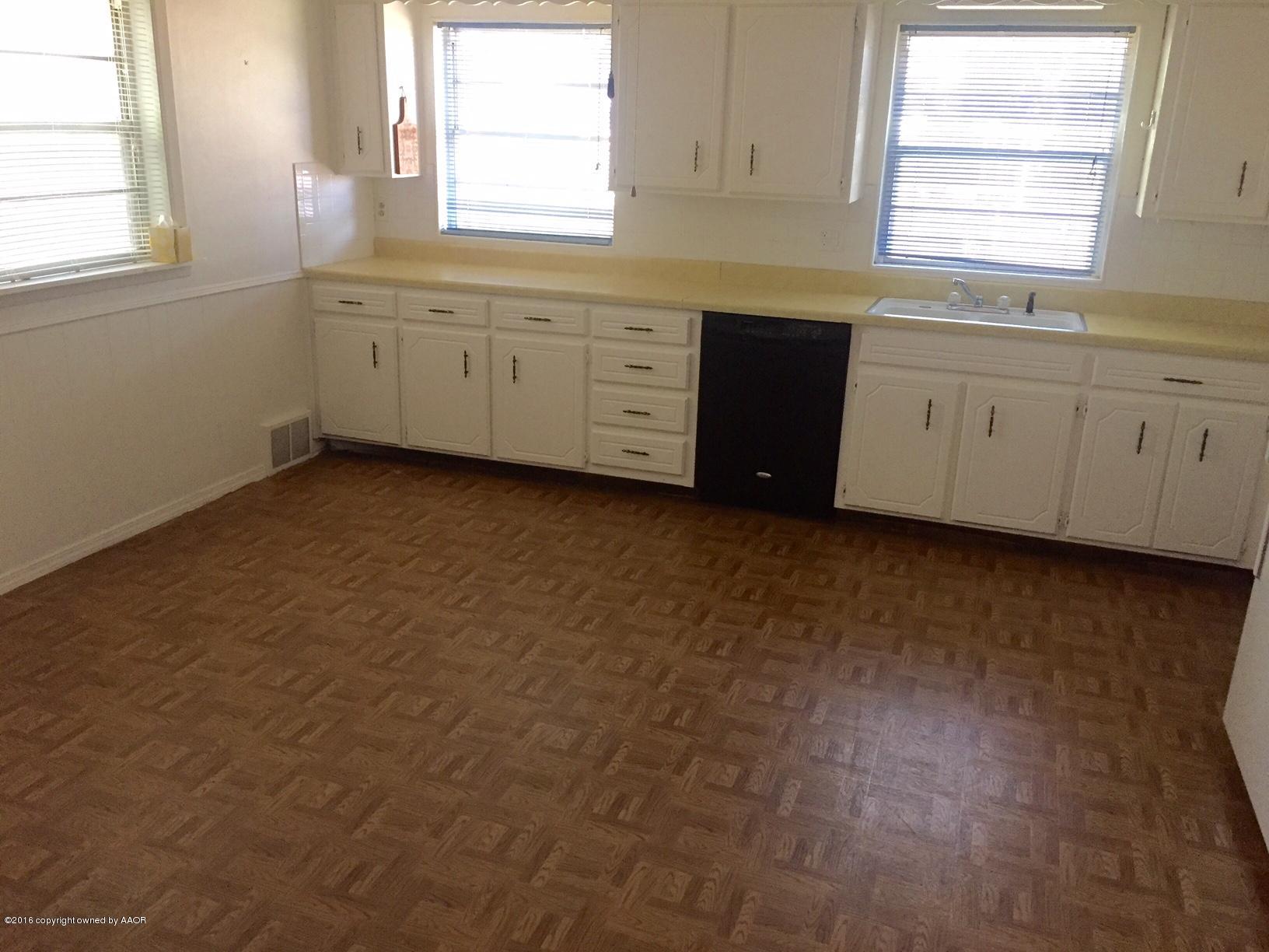3414 Bristol Road Amarillo, TX 79109 - Photo 8 of 13 kitchen