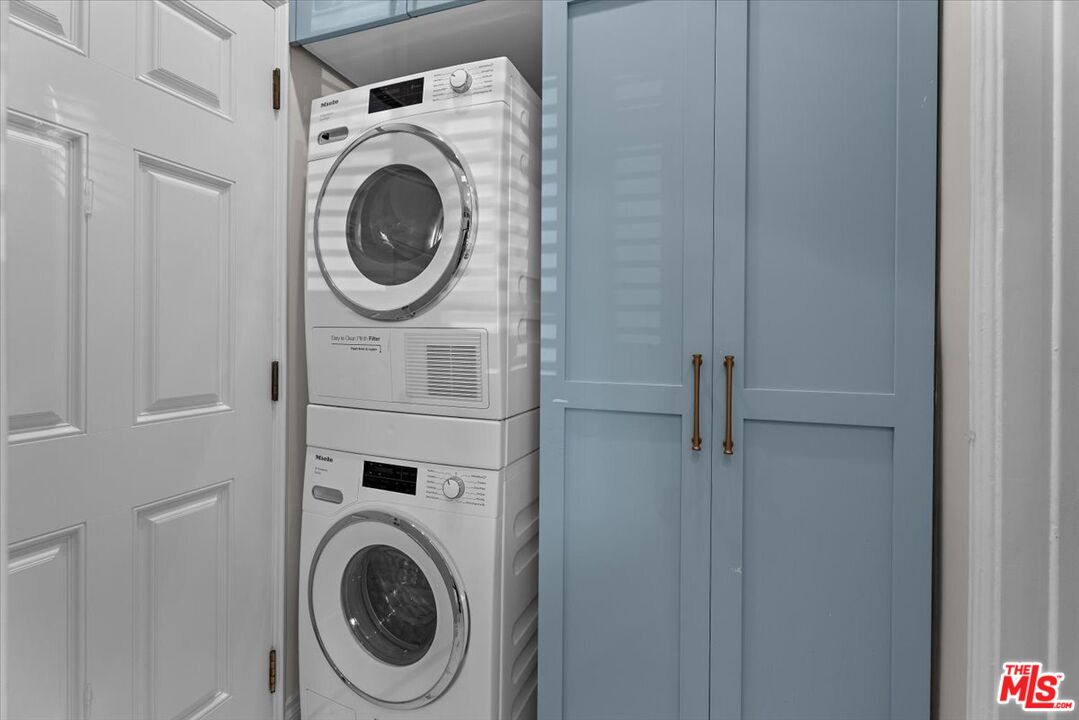 9683 West Olympic Boulevard Beverly Hills, CA 90212 - Photo 7 of 20 a utility room with dryer and washer
