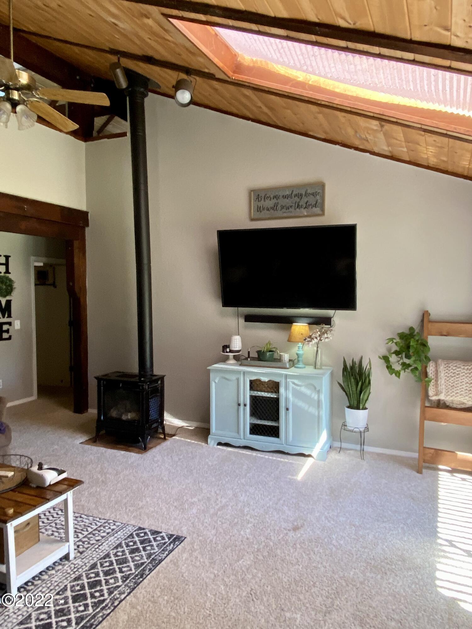 2262 Old River Road Northeast Siletz, OR 97380 - Photo 6 of 18 Living Room