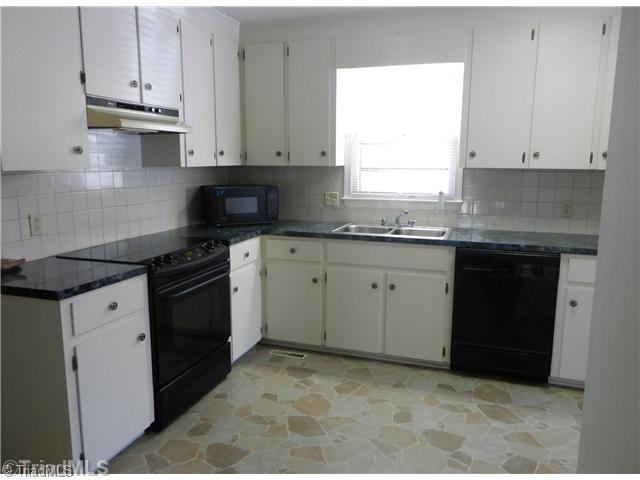 5342 Mapleton Street Clemmons, NC 27012 - Photo 3 of 16 Kitchen.