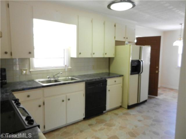 5342 Mapleton Street Clemmons, NC 27012 - Photo 4 of 16 Kitchen.
