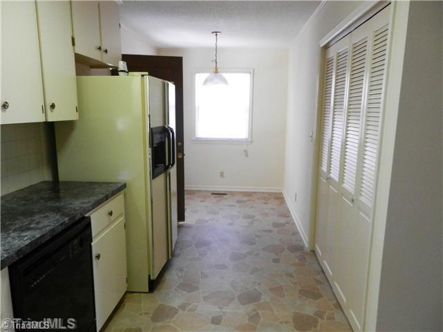 5342 Mapleton Street Clemmons, NC 27012 - Photo 5 of 16 Kitchen.