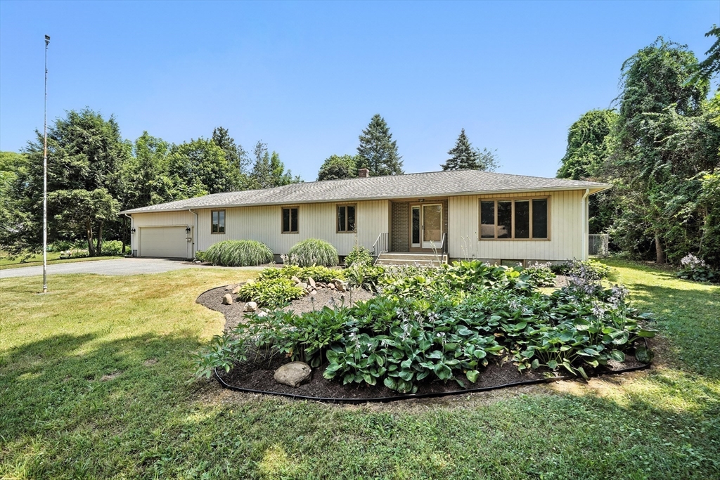 61 Lotus Street West Springfield, MA 01089 - Photo 1 of 35 Gallery Image 1