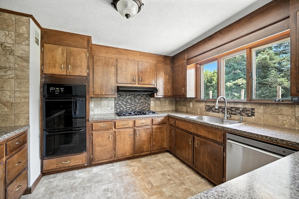 61 Lotus Street West Springfield, MA 01089 - Photo 8 of 35 Gallery Image 8