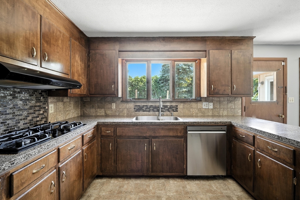 61 Lotus Street West Springfield, MA 01089 - Photo 9 of 35 Gallery Image 9