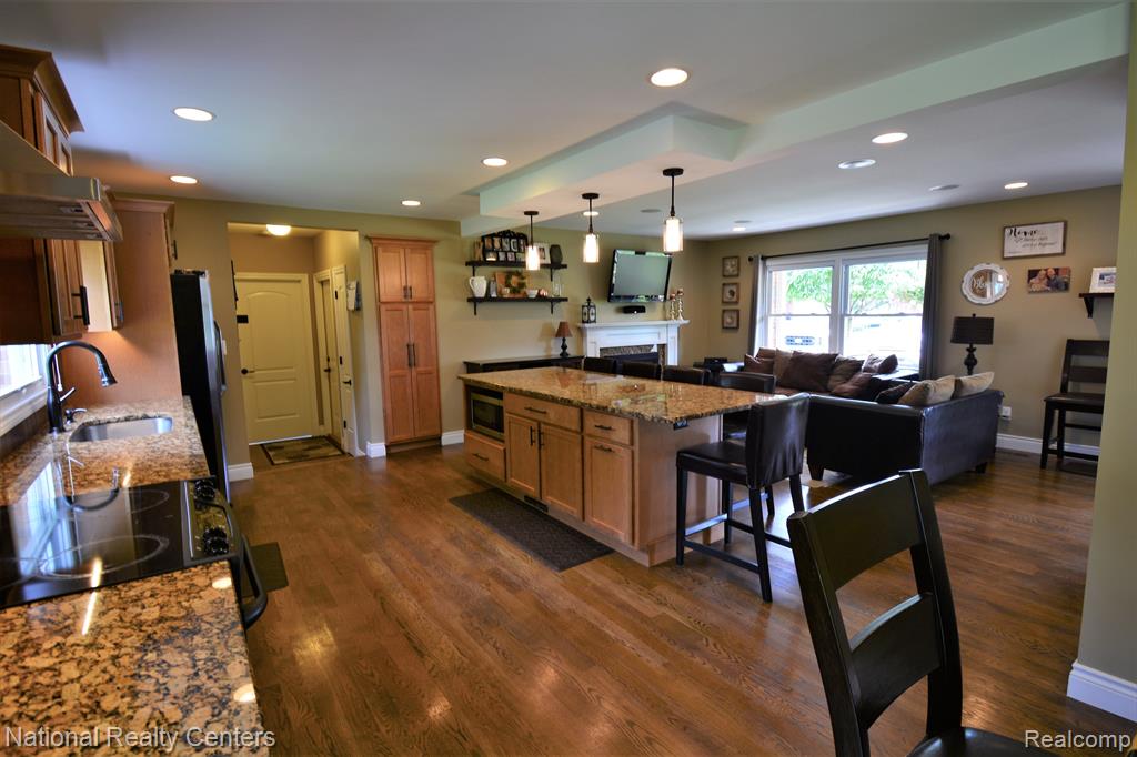 32308 Red Clover Road Farmington Hills, MI 48334 - Photo 4 of 37